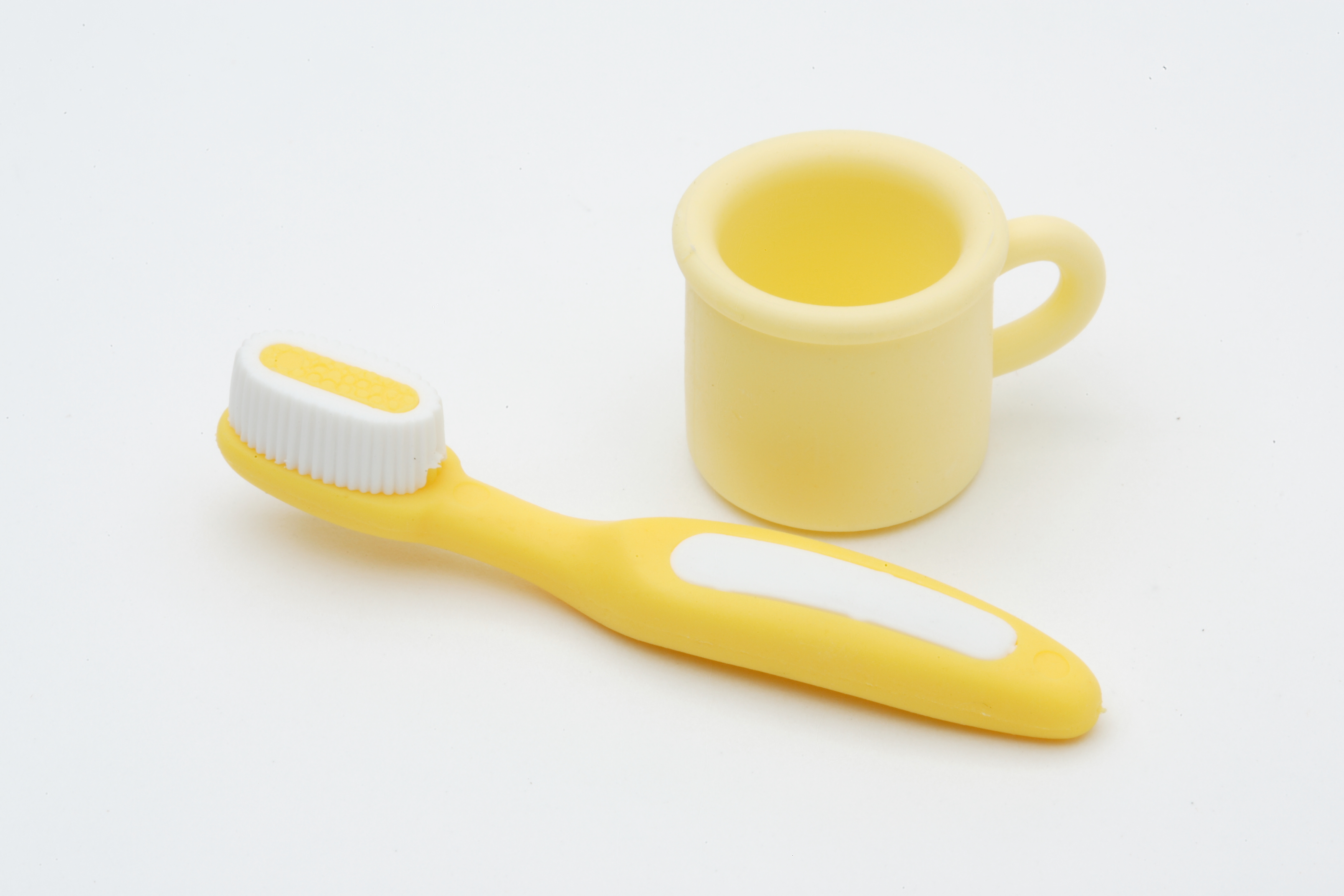 196 Cup & Brush Yellow